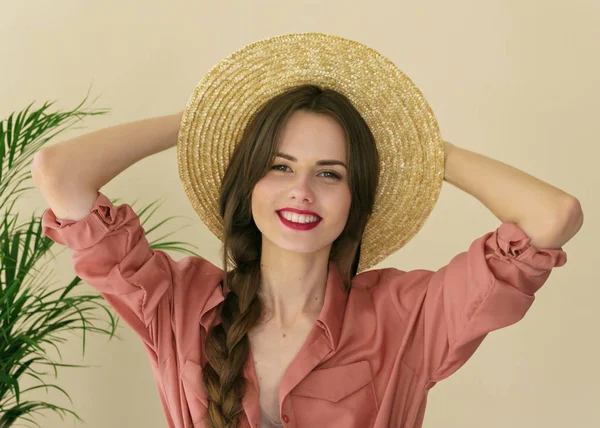 Jeune Femme Souriante Avec Chapeau Été Sur Fond Beige — Photo