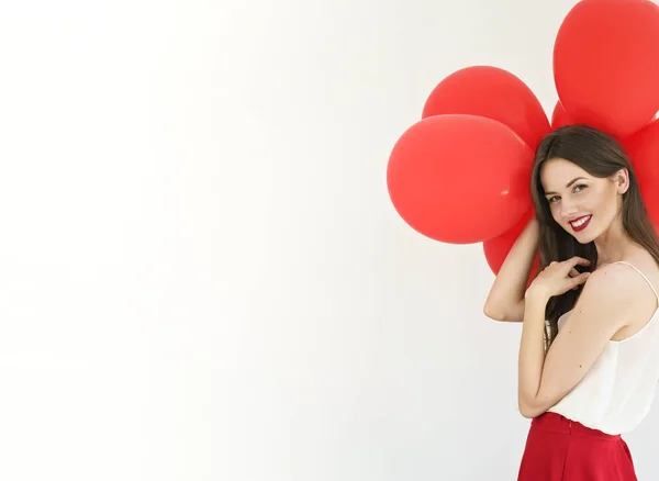 Attraktive Junge Frau Mit Roten Luftballons Auf Weißem Hintergrund — Stockfoto