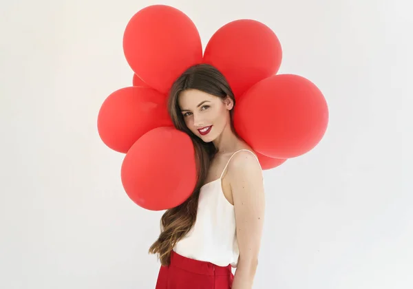 Ελκυστική Νεαρή Γυναίκα Κόκκινα Μπαλόνια Λευκό Φόντο — Φωτογραφία Αρχείου