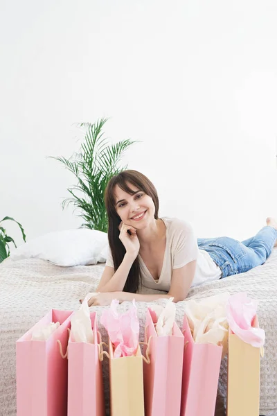 Hermosa Mujer Joven Sonriendo Casa Tema Compras — Foto de Stock