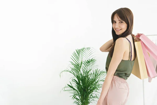 Hermosa Joven Posando Con Bolsas Compras — Foto de Stock