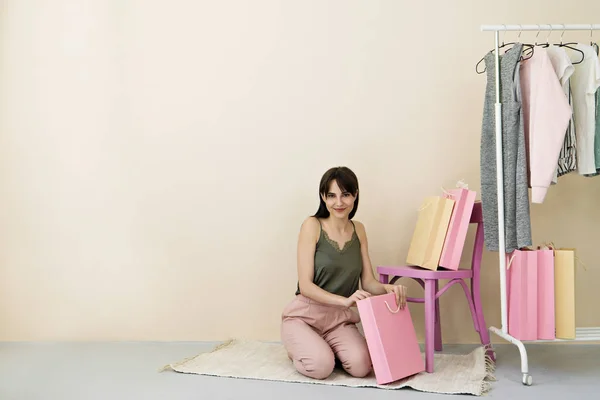 Hermosa Mujer Joven Sosteniendo Bolsa Compras Sonriendo — Foto de Stock