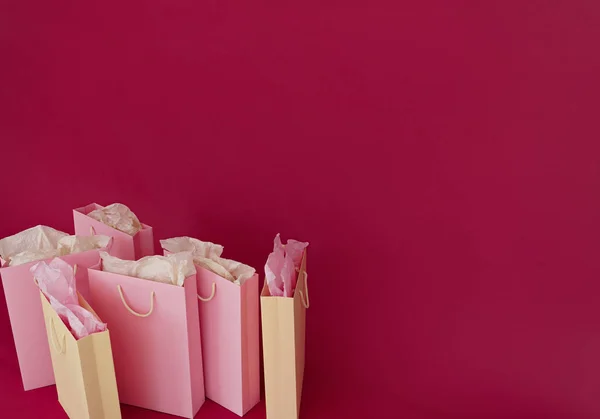 Imagem Vários Sacos Compras Papel Fundo Rosa — Fotografia de Stock