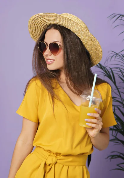 Mujer Joven Sosteniendo Jugo Sobre Fondo Violeta — Foto de Stock