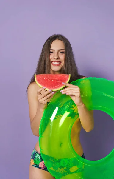 Hermosa Mujer Joven Con Anillo Inflable Sandía — Foto de Stock