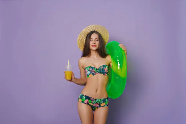 Hermosa Mujer Joven Con Anillo Inflable Jugo — Foto de Stock