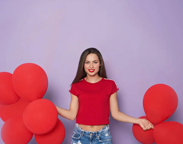 Bela Jovem Segurando Balões Fundo Violeta — Fotografia de Stock