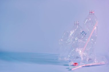 atık plastik şişeler, çevre kirliliği kavramı ezilmiş 