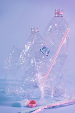 atık plastik şişeler, çevre kirliliği kavramı ezilmiş 