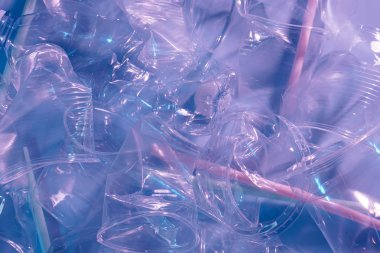 atık plastik şişeler, çevre kirliliği kavramı ezilmiş 
