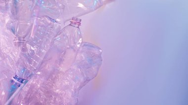 atık plastik şişeler, çevre kirliliği kavramı ezilmiş 