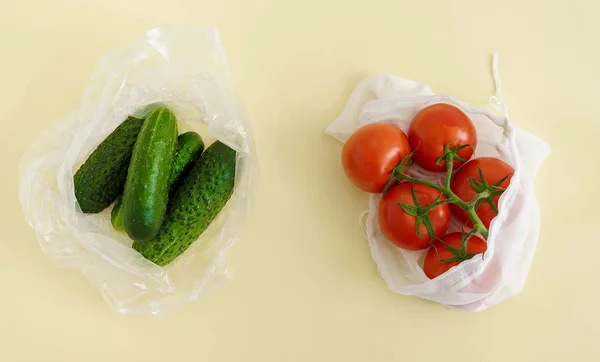 Elección Entre Bolsas Plástico Textiles Con Verduras — Foto de Stock