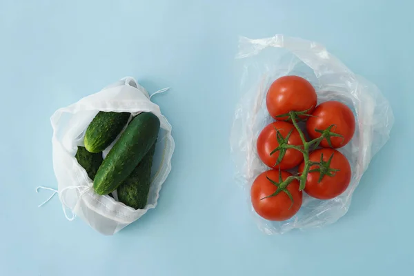 Elección Entre Bolsas Plástico Textiles Con Verduras — Foto de Stock