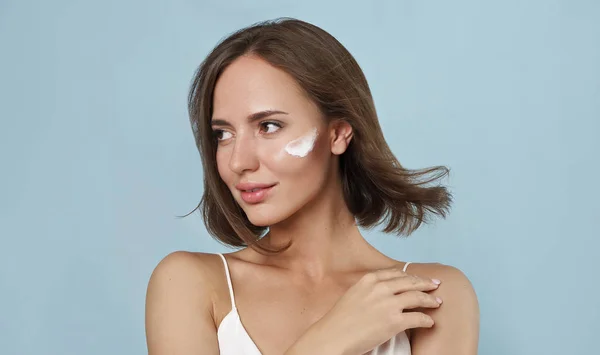 Retrato Mujer Joven Con Crema Cosmética Cara Sobre Fondo Azul —  Fotos de Stock