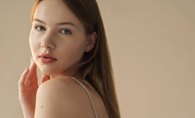 bej renkli arka plan üzerinde poz genç kadın portresi 