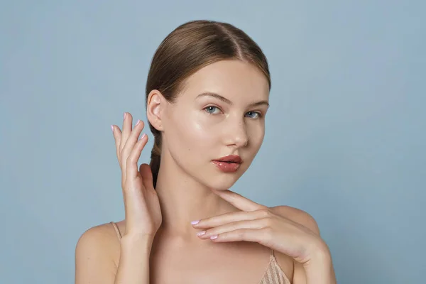 Porträt Einer Jungen Frau Die Auf Blauem Hintergrund Posiert — Stockfoto