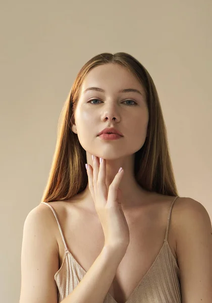 Portrait Young Woman Touching Her Chin Posing Beige Background — Stock Photo, Image