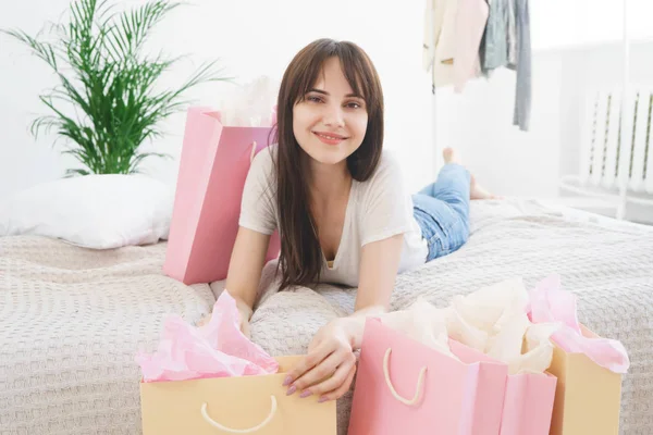 Joven Feliz Mujer Con Bolsas Compras Acostado Cama — Foto de Stock