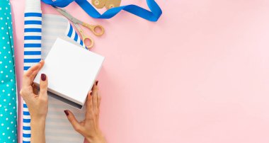 pembe arka plan hediye ambalaj eller üstten görünüm