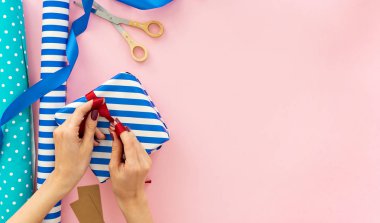 pembe arka plan hediye ambalaj eller üstten görünüm