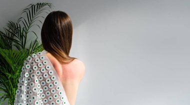 hasarlı cilt ve acupressure mat ile kadın tekrar 