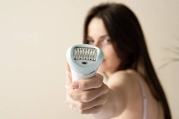 Donna Che Mostra Epilator Capelli Macchina Fotografica Primo Piano — Foto Stock