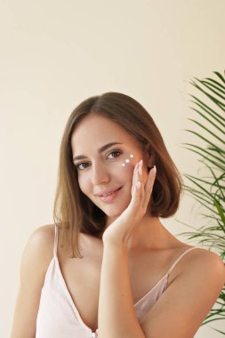 Yüz Nemlendirici ile güzel bir kadın portresi 