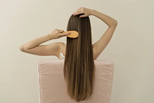 Zadní Pohled Bruneta Žena Česání Dlouhé Lesklé Vlasy — Stock fotografie