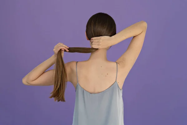 Vista Posteriore Della Giovane Donna Bruna Con Lunghi Capelli Lucidi — Foto Stock