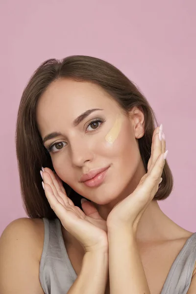 Belle Femme Brune Avec Fond Teint Cosmétique Swatch Sur Visage — Photo