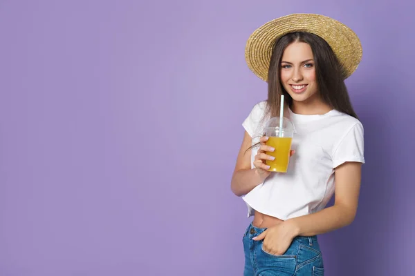 Junge Attraktive Frau Mit Strohhut Und Saft Auf Violettem Hintergrund — Stockfoto