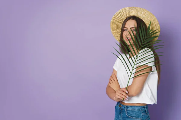 Young Attractive Woman Posing Palm Leaf Violet Background — Stock Photo, Image