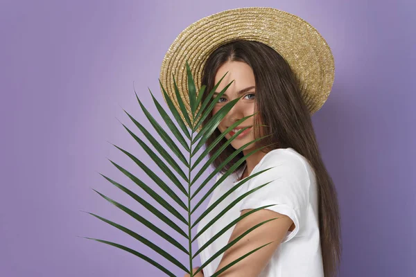 Young Attractive Woman Posing Palm Leaf Violet Background — Stock Photo, Image