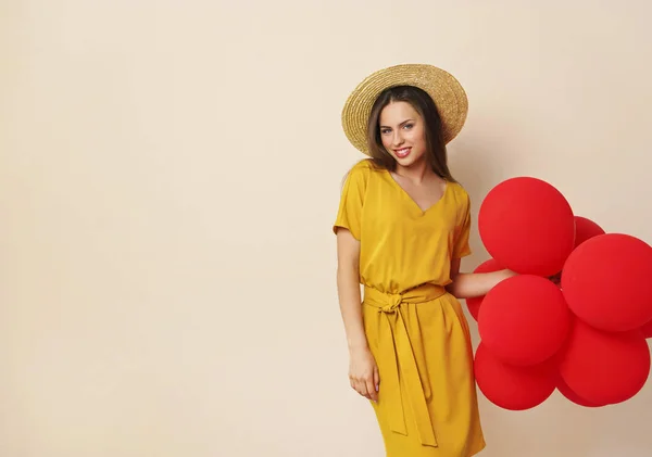 Joven Atractiva Mujer Sombrero Paja Sosteniendo Globos Rojos —  Fotos de Stock