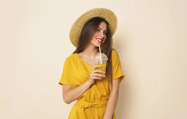 Mujer Atractiva Joven Que Usa Sombrero Jugo Celebración — Foto de Stock