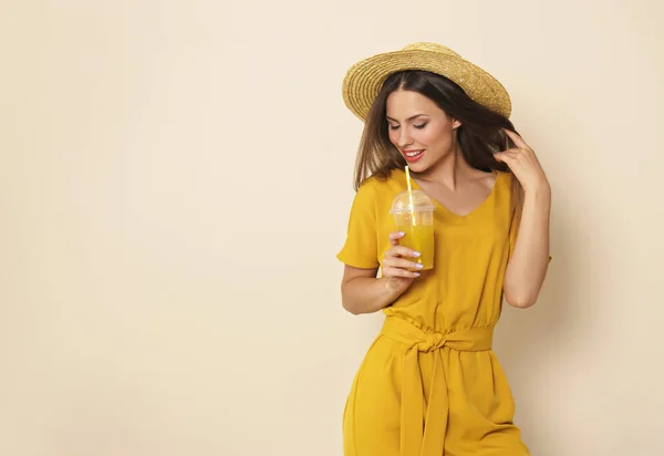 Young Attractive Woman Wearing Hat Holding Juice — Stock Photo, Image