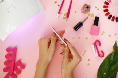 Eller nailfile üzerinde çivi, üstten görünüm kullanma