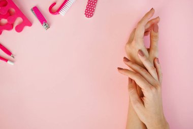 manikür araçları ile eller üstten görünüm tablo