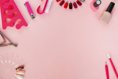 pembe bir arka plan üzerinde çeşitli manikür araçları üstten görünüm