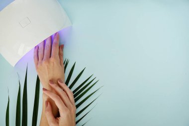 Eller parlayan manikür lambalı üstten görünüm tablo