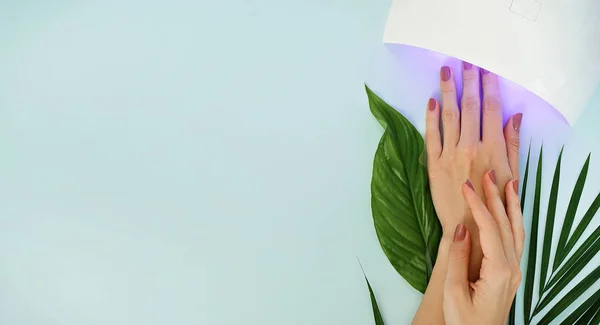Vista Superior Das Mãos Femininas Com Lâmpada Manicure Brilhante Mesa — Fotografia de Stock