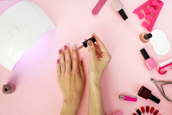 Vista Superior Das Mãos Femininas Cobrindo Unhas Polonês — Fotografia de Stock