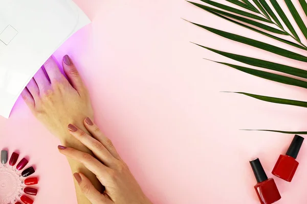 Vista Superior Das Mãos Femininas Com Lâmpada Manicure Brilhante Mesa — Fotografia de Stock