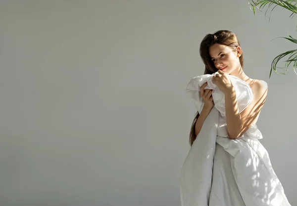 Портрет Красивой Молодой Женщины Белым Одеялом Солнце — стоковое фото