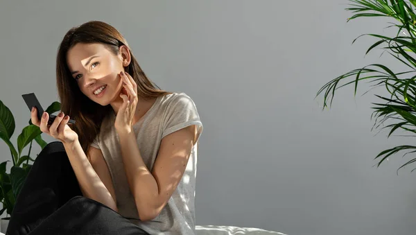 Beautiful Young Woman Sitting Bed Looking Mirror — Stock Photo, Image