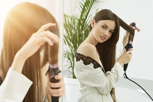 Retrato Mujer Joven Rizando Pelo Largo —  Fotos de Stock