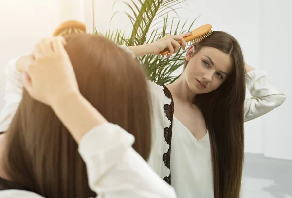 Refleksi Cermin Wanita Muda Menyisir Rambut Panjang — Stok Foto