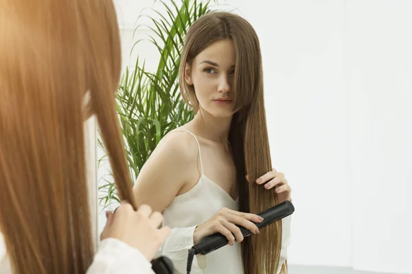 Portrait Jeune Femme Redressant Les Cheveux Longs — Photo