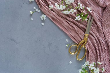 Pembe kumaş ile terzilik makas üst görünümü görüntü 