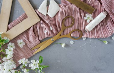 Pembe kumaş ve dikiş araçları görüntü, üst görünüm 